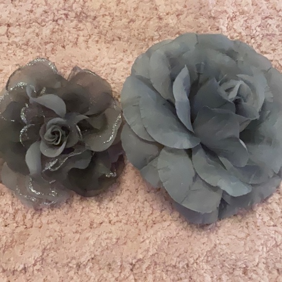 FLOWERS PIN CLIP PONYTAIL OPTION ON EACH - Picture 4 of 9